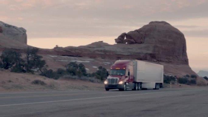 半卡车在犹他州西南部靠近摩押和威尔逊拱门的高速公路上行驶