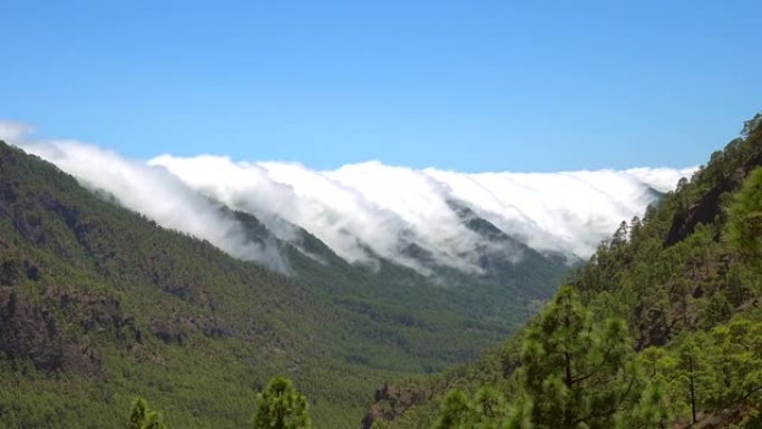 加那利群岛塔布里恩特破火山口旁边的拉帕尔玛岛上的拉坎布雷西塔山上的云层的延时。西班牙