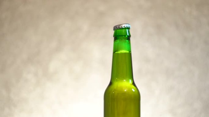 绿色啤酒瓶上的眩光