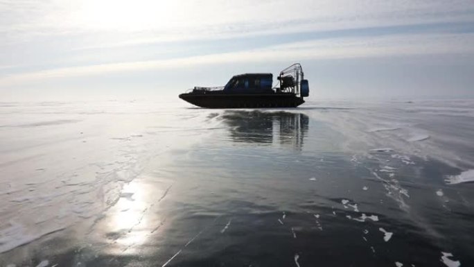 气垫船在冰冻湖的纯净冰上