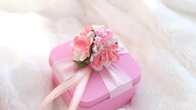 豪华粉色礼品盒。
