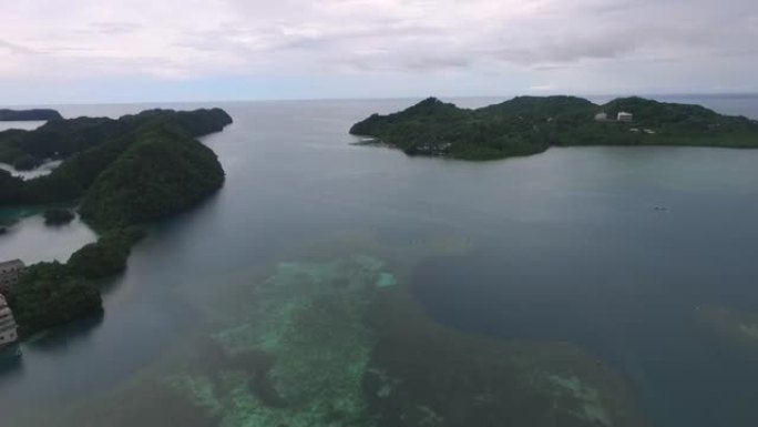 帕劳科罗尔岛的景观和海景。背景中的梅永斯岛
