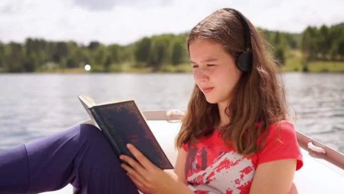 十几岁的女孩在船上读书