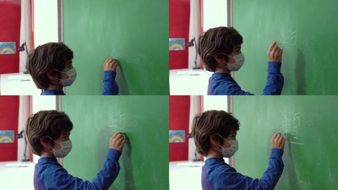 男生戴防护面具在黑板上写字的视频