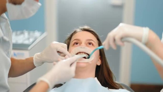 定期进行正畸检查时戴牙套的患者