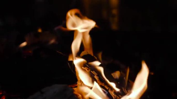 锅炉炉内黑暗背景下燃烧的木材美丽火焰的平静景象