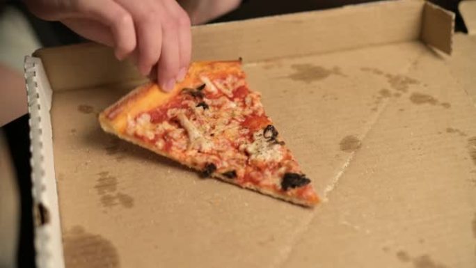 最后一片披萨是从盒子里拿出来的