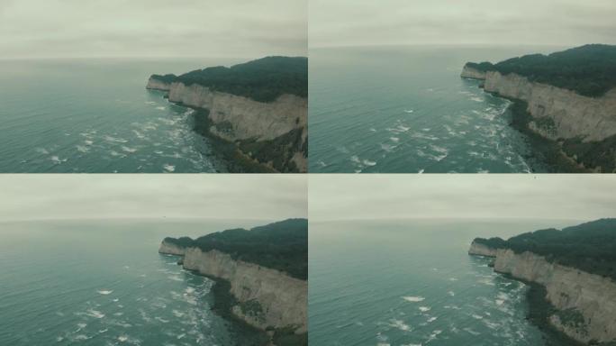 将海洋与大陆分开的大悬崖的鸟瞰图