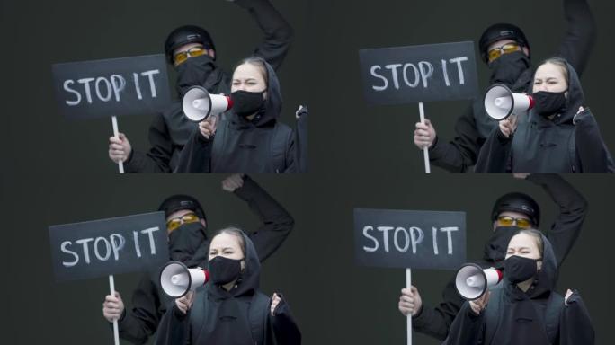 愤怒的抗议的年轻人拿着纸板和扩音器。抗议罢工纠察队的概念