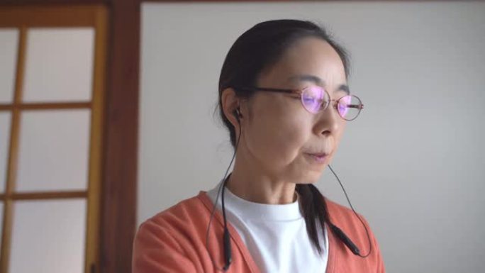 亚洲女商人在家视频会议上的屏幕。好主意闪过她的脑海。