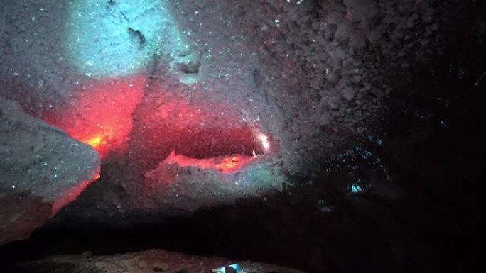 在一个有灯笼彩色照明的冰洞里
