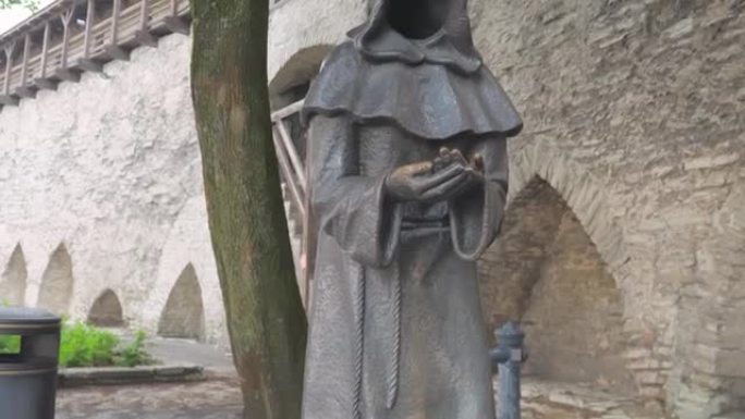 爱沙尼亚塔林老城树侧的修士雕像