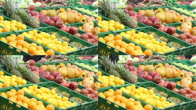 商店里有水果出售。市场柜台上的收获。