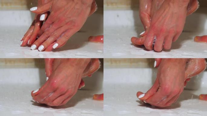 修剪整齐的女士用泡沫肥皂洗脚特写