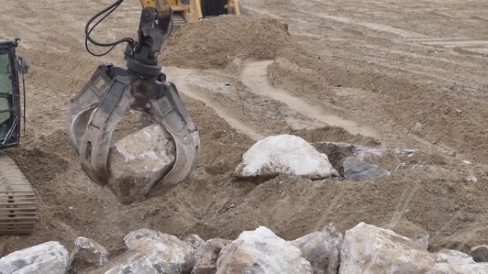 机械挖掘机搬运岩石