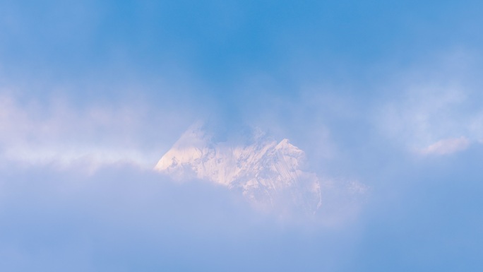 云雾中的云南梅里雪山神女峰