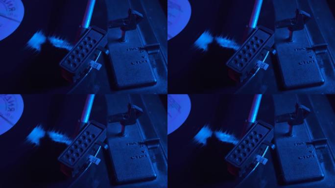 4k唱机转盘，手写笔沿着黑胶唱片运行。霓虹紫光灯。顶视图。蓝色霓虹灯