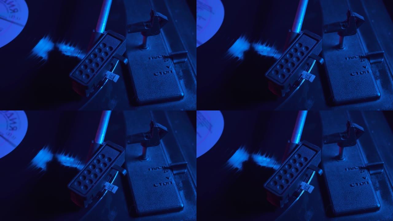 4k唱机转盘，手写笔沿着黑胶唱片运行。霓虹紫光灯。顶视图。蓝色霓虹灯