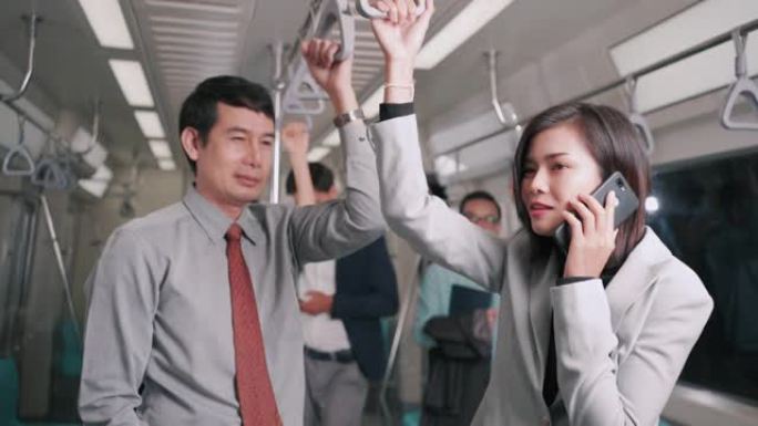 女商人在skytrain或subway上打电话给智能手机，以上班的方式运输人们多样化的生活方式数字技