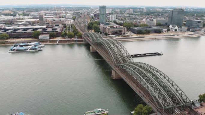环绕德国科隆霍亨索伦大桥的4k空中无人机画面。