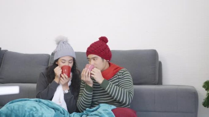 夫妻俩微笑放松。寒假喝茶