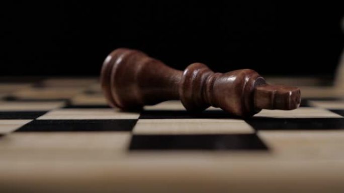 下棋将死。堕落的国王。