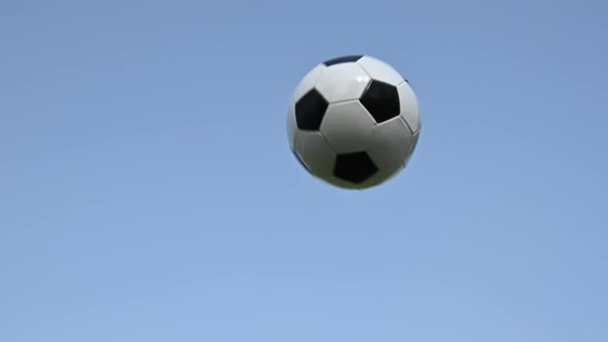 足球足球飞过湛蓝的天空
