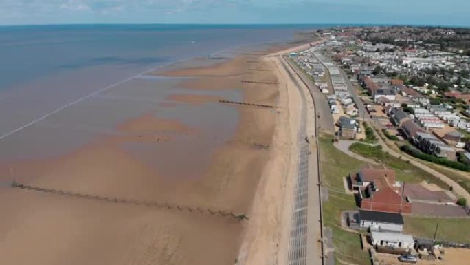 英国海滨小镇Hunstanton Norfolk的航拍画面，显示了夏季晴朗的晴天美丽的沿海地区和大篷