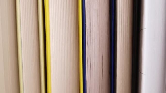 书籍堆放不同的颜色在白色灰色背景和框架上移动在顶部教育学习学校学习研究概念与复制空间