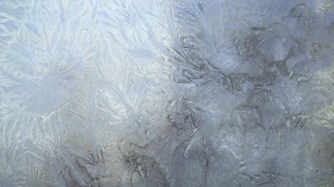 玻璃上的抽象霜冻图案，窗户上的背景纹理