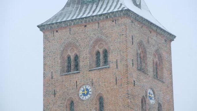 白雪覆盖的教堂钟楼