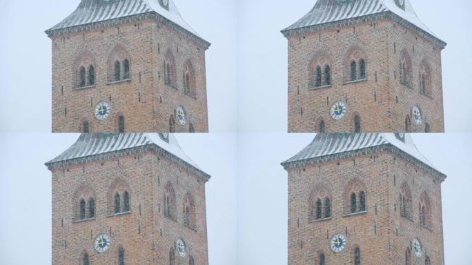 白雪覆盖的教堂钟楼
