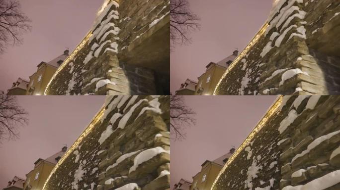 城堡的砖墙与雪