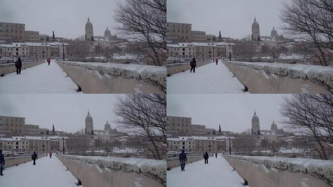 西班牙萨拉曼卡的雪。城市景观。