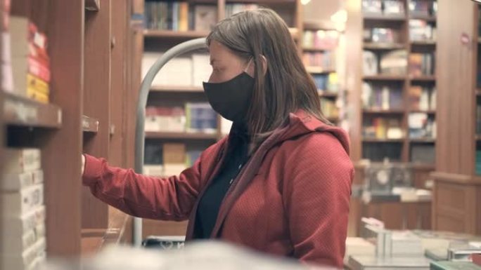 面具女站在书店挑选文学阅读