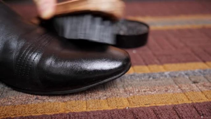 鞋刷特写擦黑色皮靴