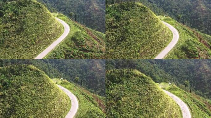 可以看到高山上铺好的道路的鸟瞰图，还有错综复杂的绿色山脉。