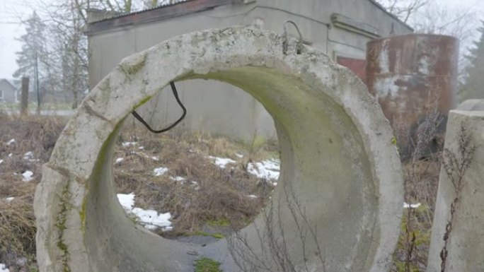 爱沙尼亚地面上的圆形混凝土管