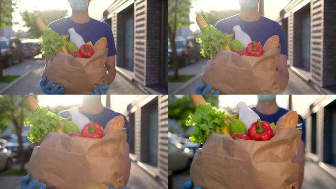 送货员在城市街道户外之家拿着带食物的纸袋