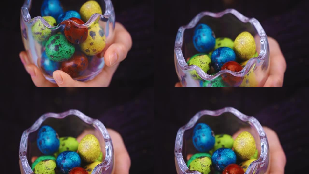 女性手用玻璃花瓶装满彩绘五颜六色的鹌鹑蛋。为庆祝基督教节日而关闭的视频