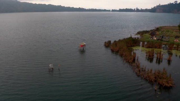 无人机飞越巴厘岛渔网和建筑物