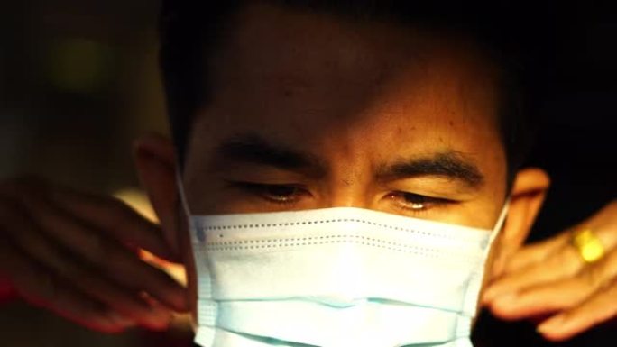 一名男子戴着口罩，以防止PM 2.5灰尘和防病毒新型冠状病毒肺炎。