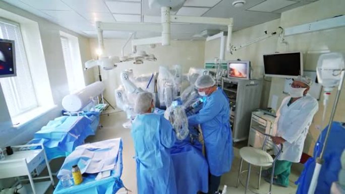 未来主义手术室。具有微创手术系统的机器人手术。一群医生控制着医院医疗机器人的工作。
