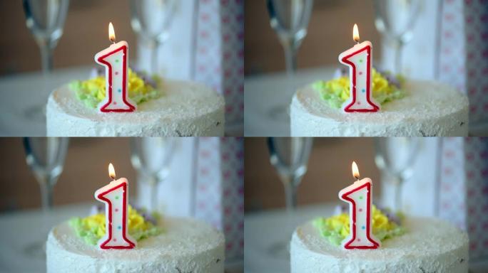 生日蜡烛在桌上的甜蛋糕上排名第一