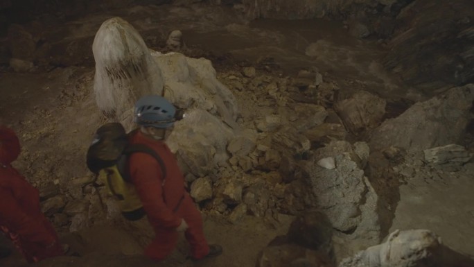 M1科考队在山洞中考察