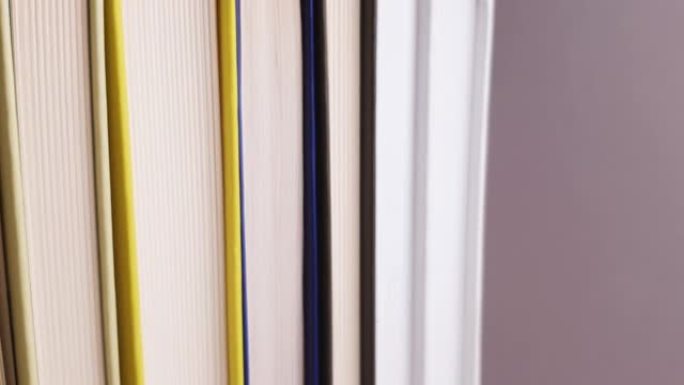 书籍堆积不同的颜色在白色灰色背景和框架上获得模糊的教育学习学校学习研究概念与复制空间。
