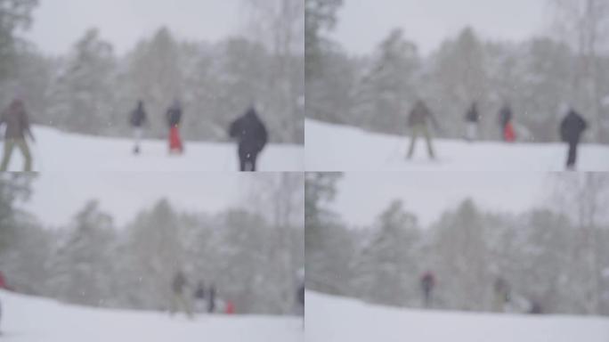 雪地里的人们正穿着滑雪板在森林里奔跑。