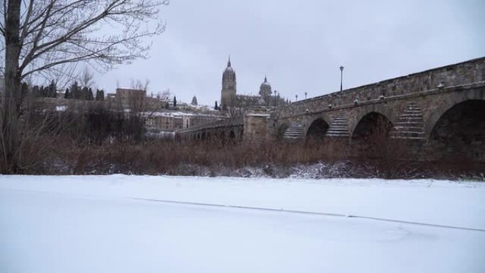 西班牙萨拉曼卡的雪。城市景观。