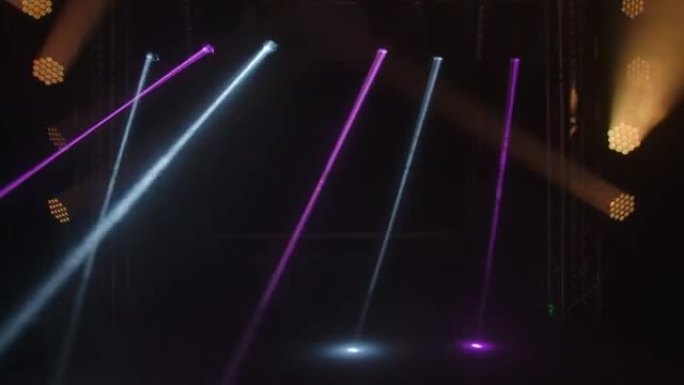 音乐会开始前将有彩色的霓虹灯效果，音乐表演期间将出现聚光灯和激光全息图。不同颜色的激光束在深色背景上