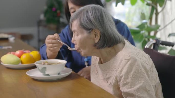 母亲节，女儿用汤喂年迈的母亲。
